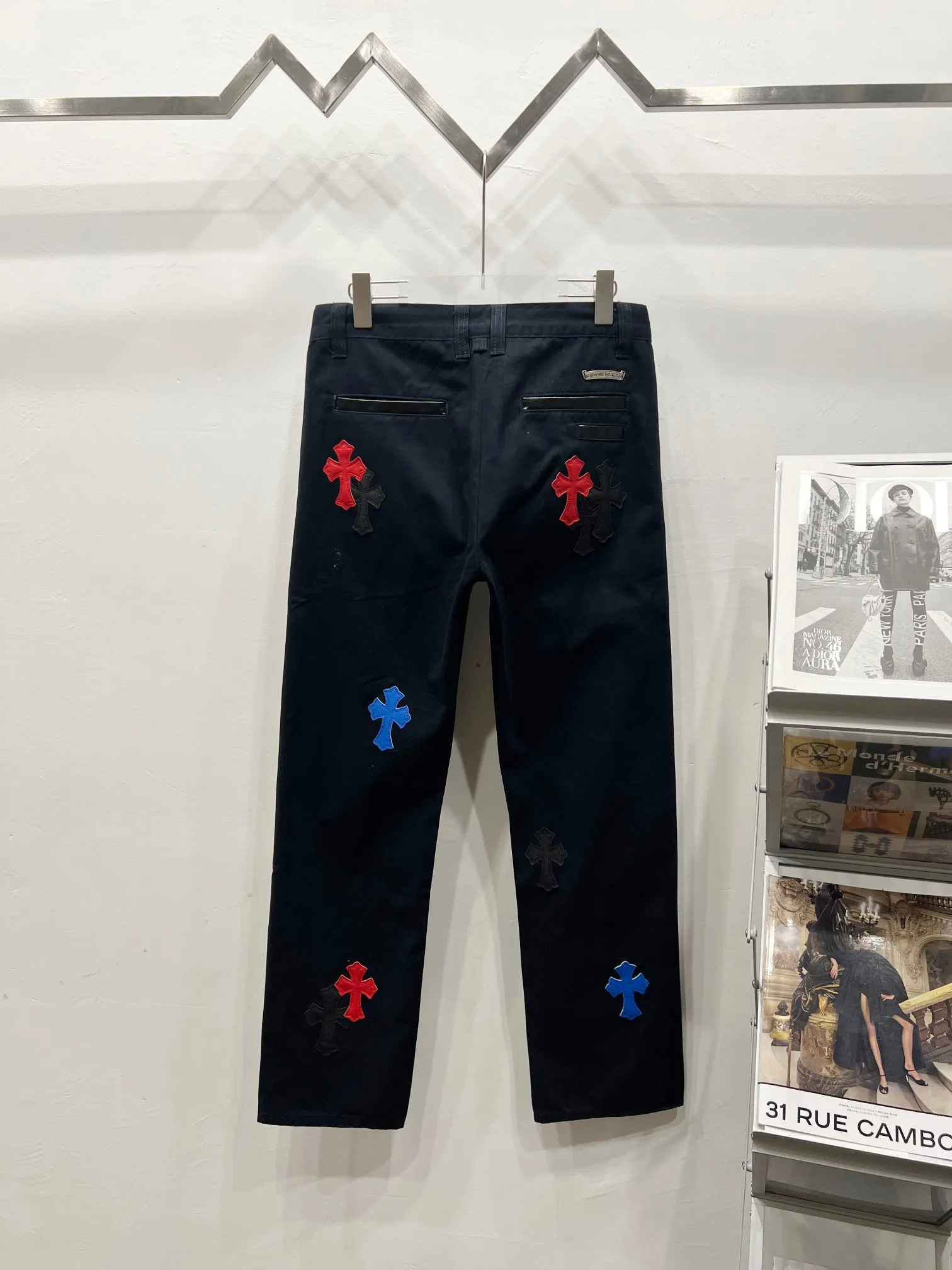 P260 Style No.: (c033) ChromeHearts & ChromeHearts Black Basket Casual Pants Jeans Original hardware accessories washed and other elevators, QR code analysis is from the original factory, high degree of restoration, you are welcome to compare the products~ Three-dimensional version Loose and comfortable, not picky about the figure Make you taller and slimmer Factory Seiko Original quality control Same style for men and women Can be matched with couples Versatile recommendation Necessary jeans for all seasons Hipsters have been disappointed From the quality selection of fabrics, the tailoring of details, and the matching of patterns, everything is impeccable! The upper body is so handsome when worn...it can be easily worn by men, women and children! The craftsmanship is made of heavy-duty washed pure cotton denim fabric. After washing, it is soft and thick. It is very stylish when worn on the body. Size: 28, 30, 32, 34, 36 (S-XXL) Color: Navy Blue